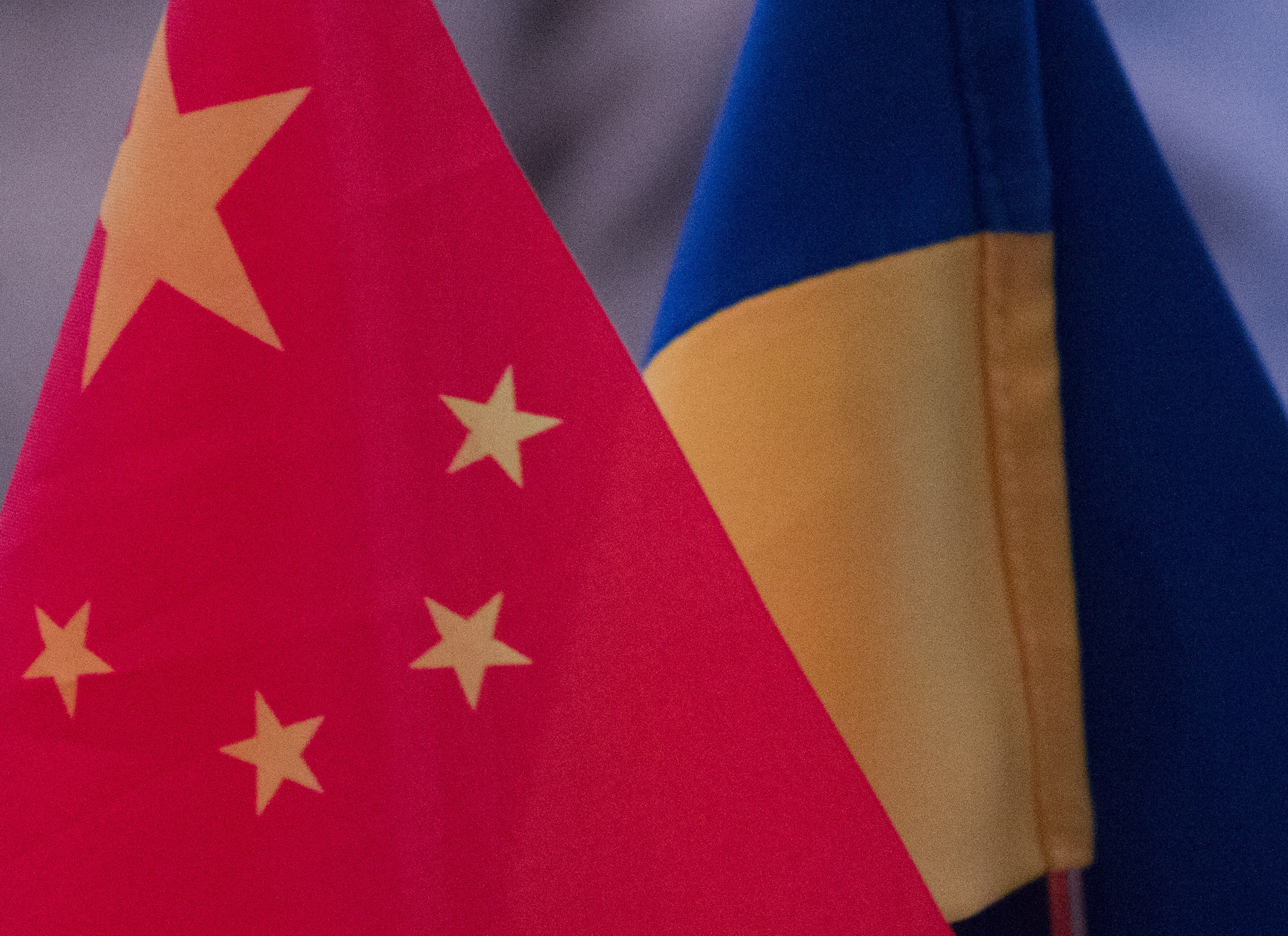 Украинцы в китае. Китай Украина. Флаг Украины и Китая. Украина на китайском. Китай Россия Украина.